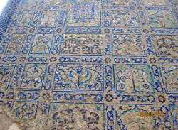 The monument get his named as Chinni Ka Rauza because of its colored tiles from China and it is a first structure of its kind in India.